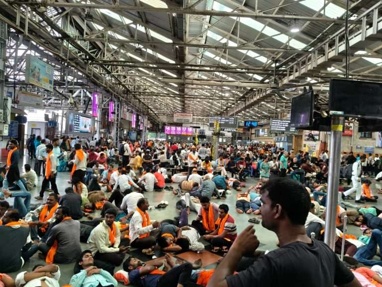कुटनीती:आंदोलकांची गळचेपी-मुंबईतील पाणपोया बंद, स्वच्छतागृहांना लॉक,दुकाने बंद – रोहित पवारांचा आरोप