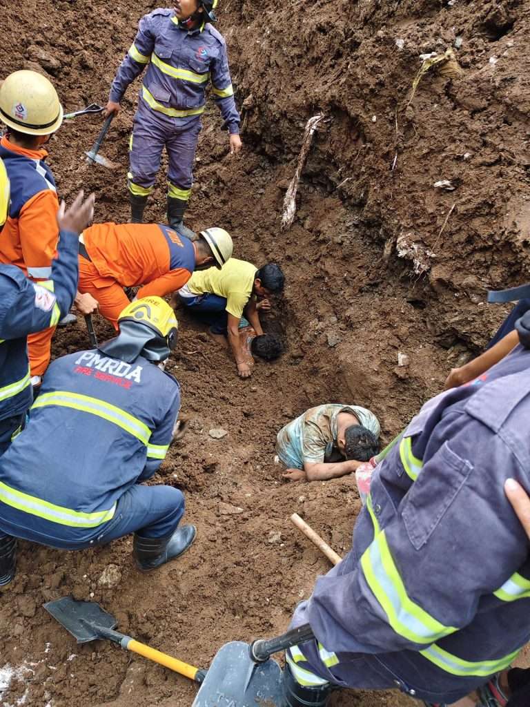 नदी सुधार योजनेत अपघात..मातीच्या ढिगार्‍याखाली दबले चौघे :वाचवले 3 जणांचे प्राण