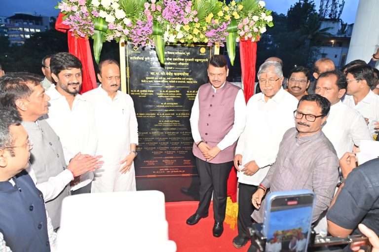 मुख्यमंत्र्यांच्या हस्ते सावित्रीबाई फुले  विद्यापीठ चौक येथील एकात्मिक दुमजली उड्डाणपूलाचे लोकार्पण