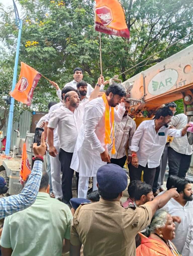 सिंहगड रोड ब्रिज सुरू करण्यासाठी l मनसे आक्रमक; अनेक मनसैनिक पोलिसांकडून ताब्यात