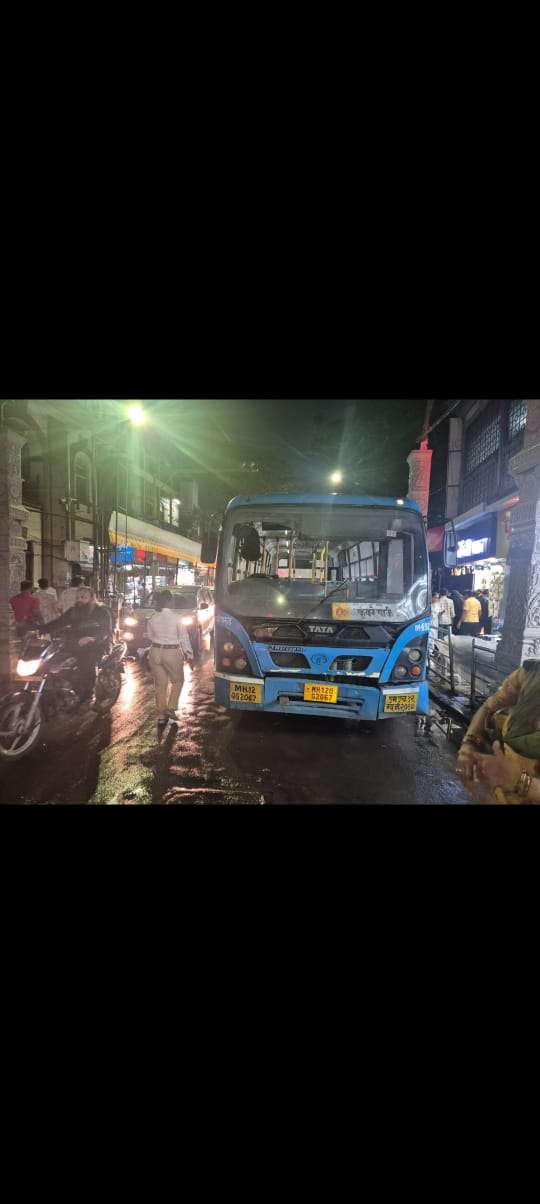 भर गर्दीत बस चालवताना चालकाला हार्ट अटॅक.. पण..