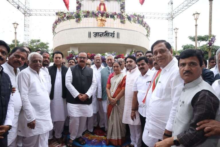 मराठा समाजाला आरक्षण देण्याच्या एकनाथ शिंदे व देवेंद्र फडणवीस यांनी केलेल्या घोषणांचे काय झाले?