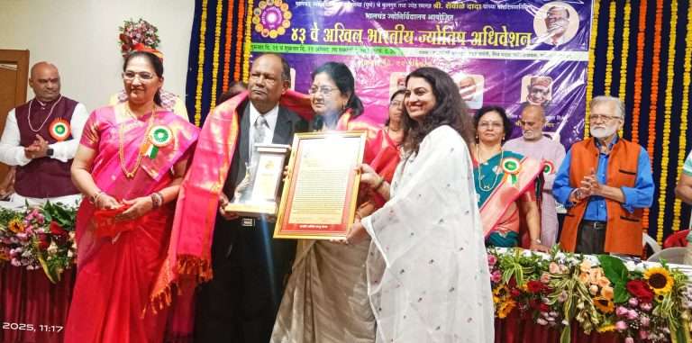 समाजाला समृद्ध करण्यासाठी ज्योतिषांनी कार्यरत राहावे