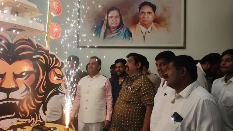 काकडे हाउसवर तोबा गर्दी …