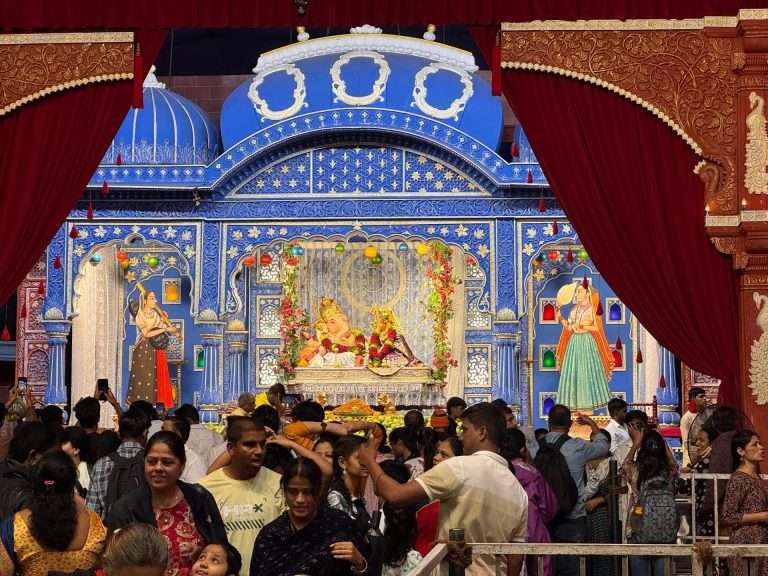 अखिल मंडई मंडळाने साकारले राधा कृष्णाचे कृष्णकुंज