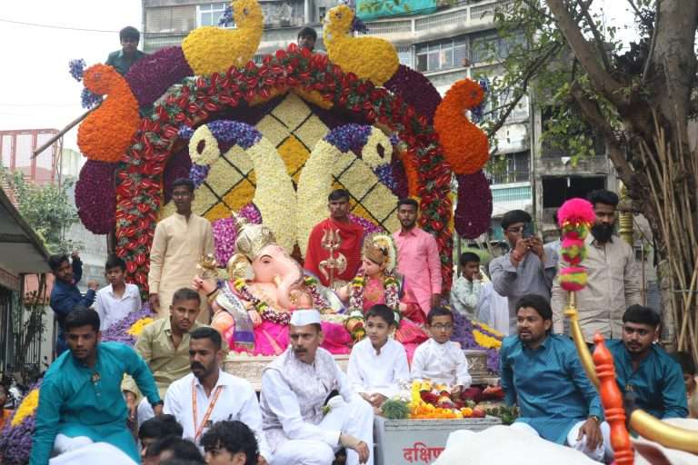 भव्य मयूर रथातून मंडईच्या शारदा गजाननाची आगमन मिरवणूक