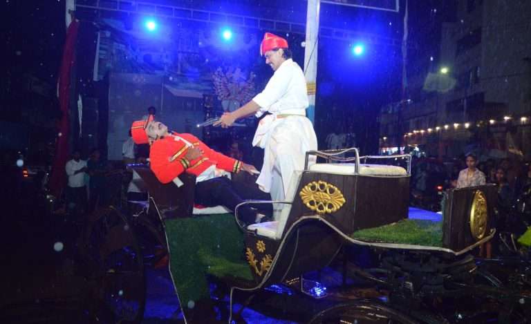 माती गणपती मंडळातर्फे ‘गोंद्या आला रे आला’ सजिव देखावा