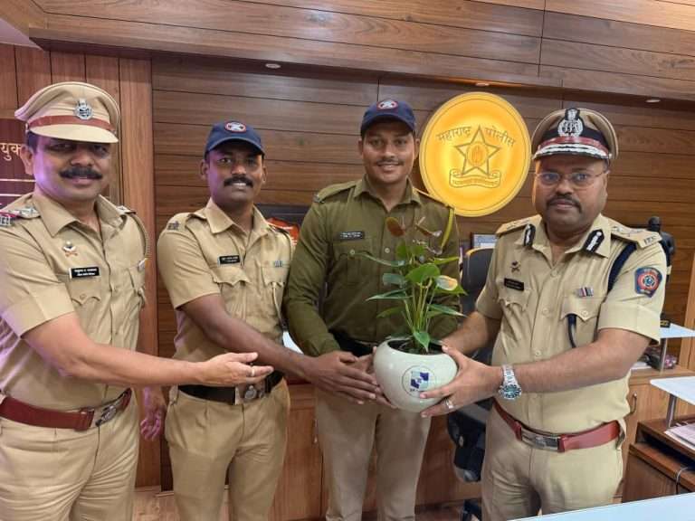 बीट मार्शलने रात्री साडेअकरा वाजता कॅनालमध्ये उडी मारुन वाचविला तरुणीचा  जीव