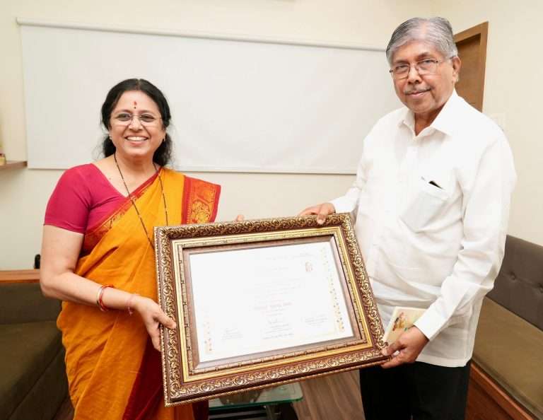 मंत्री चंद्रकांतदादा पाटील म्हणाले,’ खासदार मेधा कुलकर्णी यांचा आम्हाला अभिमान आहे…