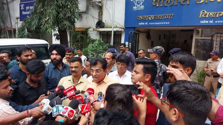 मशिदींवरील भोंगे, लाऊड स्पीकर हटवा,न्यायालयाचा अवमान आणि मुख्यमंत्र्यांचा अपमान करणे थांबवा – किरीट सोमैय्या फरासखाना पोलीस ठाण्यात दाखल