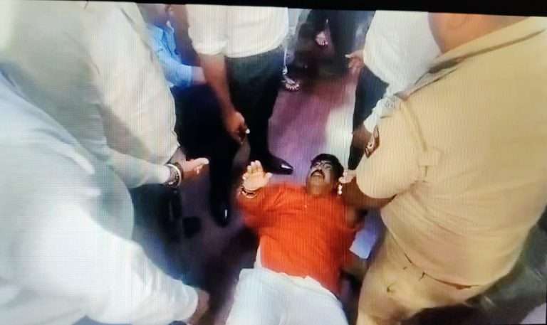 महापालिकेतील आयुक्त विरुद्ध मनसे राड्याविरोधात मध्यरात्री गुन्हा दाखल अन सकाळी अधिकाऱ्यांचे आंदोलन सुरु