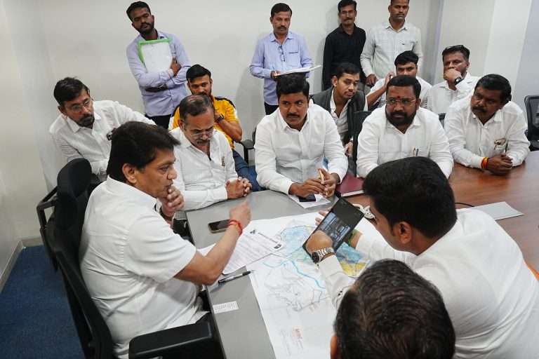 वाहतूक कोंडी सोडवण्यासाठी पर्यायी रस्त्यांच्याभूसंपादनासंदर्भात हिंजवडीतील शेतकऱ्यांशी चर्चा