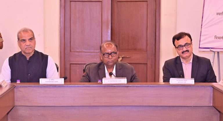 स्थानिक स्वराज्य संस्थांच्या निवडणूक पूर्वतयारीचा राज्य निवडणूक आयुक्तांकडून आढावा