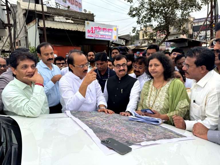 वाहतूक कोंडी टाळण्यासाठी अतिक्रमणे काढल्यानंतर त्या भागात तातडीने रस्ते करा – उपमुख्यमंत्री अजित पवार यांचे निर्देश