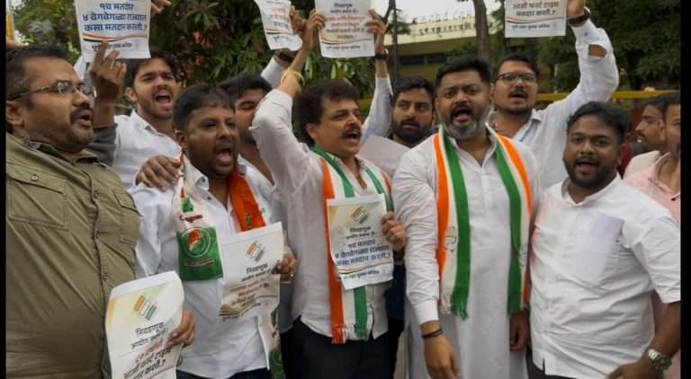भाजप आणि निवडणूक आयोग संघटीत निवडणूक घोटाळा निषेधार्थ पुणे शहर युवक कॉंग्रेसचे आंदोलन
