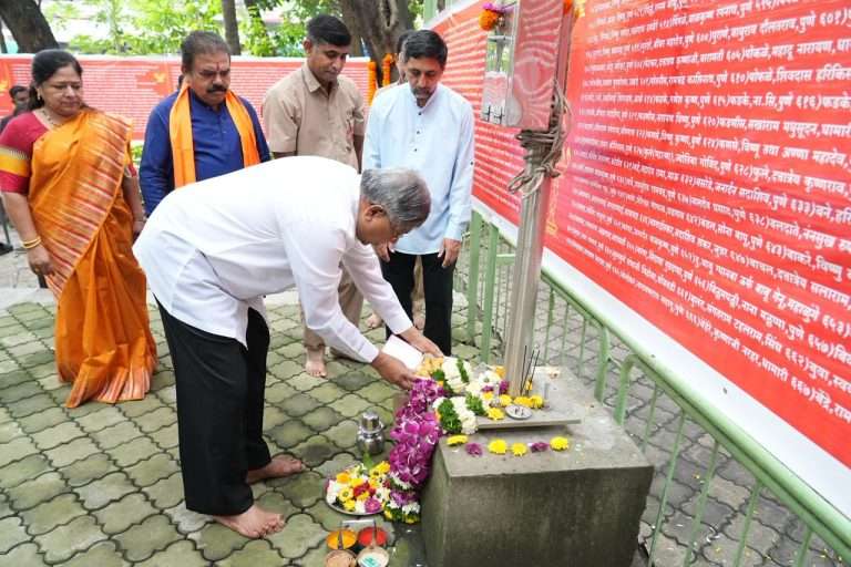 अॅागस्ट क्रांतिदिनी ना. पाटील यांचे पुण्यातील ज्ञात-अज्ञात क्रांतिकारकांना अभिवादन