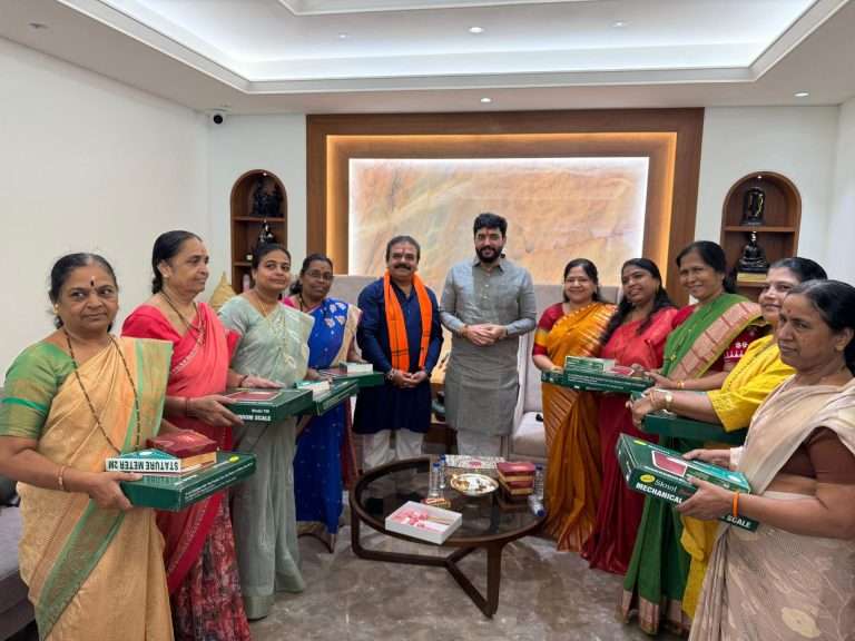 क्रिएटिव्ह फाऊंडेशन तर्फे आंगणवाडी साठी उपयुक्त साहित्य देऊन ओवाळणी – संदीप खर्डेकर.