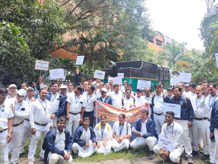 विविध मागण्यांसाठी स्टेशन मास्टरांचे आंदोलन