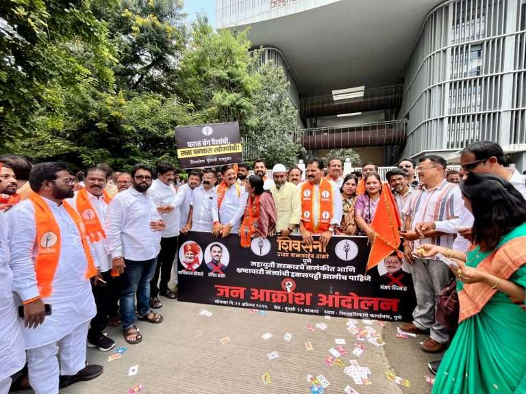 कलंकित मंत्र्यांविरोधात शिवसेनेचा जिल्हाधिकारी कार्यालयावर आक्रमक मोर्चा