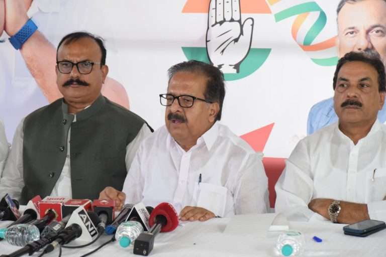 देवेंद्र फडणवीस मुख्यमंत्री आहेत का निवडणूक आयुक्त? प्रश्न आयोगाला विचारले तर तुम्ही उत्तर का देता?