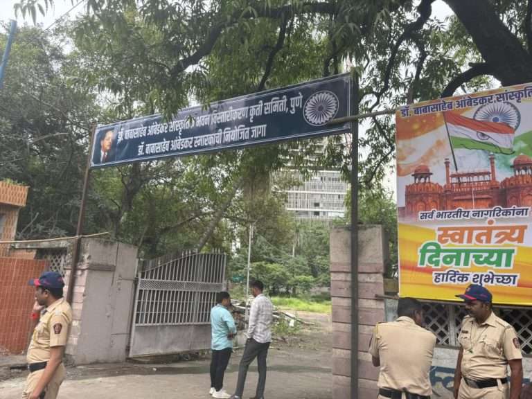 भिमसैनिकांडून स्मारकाच्या नियोजित जागेवर बाबासाहेबांच्या नावाची कमान