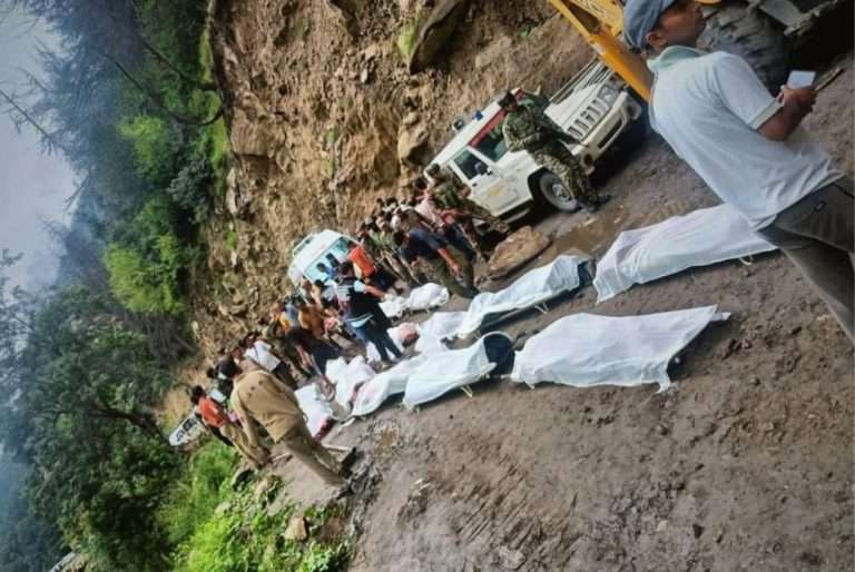 जम्मूच्या किश्तवाडमध्ये ढगफुटी, 42 जणांचा मृत्यू:चशोटी गावात धार्मिक यात्रेसाठी जमलेले अनेकजण वाहून गेले; 65 जणांचा वाचवले