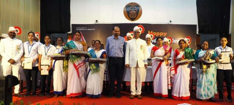 ससूनमधील मावशी, दायी, सफाई कर्मचाऱ्यांचा मीरा देशपांडे सेवा पुरस्काराने गौरव