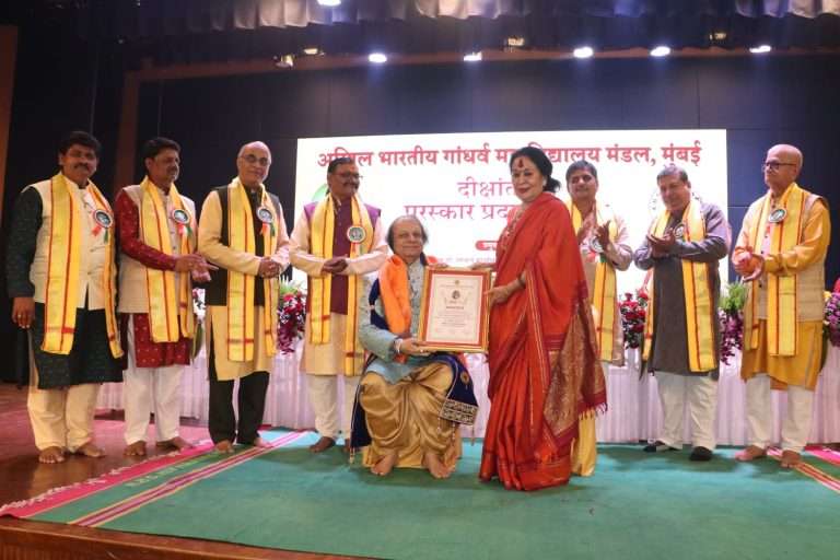 महामहोपाध्याय पुरस्कार डॉ.नंदकिशोर कपोते यांना प्रदान.