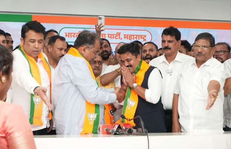 पालघर जि. प. माजी अध्यक्ष प्रकाश निकम, माजी नगराध्यक्ष नंदकुमार पाटील यांचा भाजपामध्ये प्रवेश