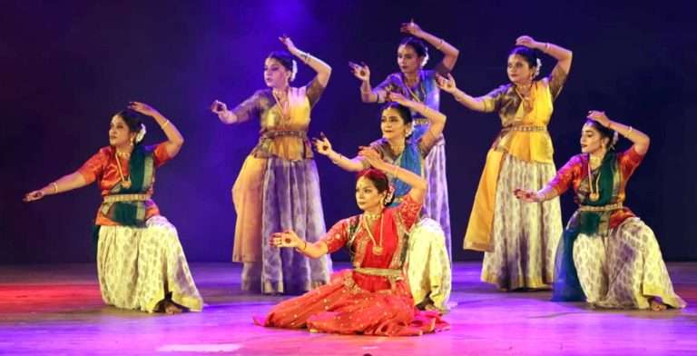 मनोहारी नृत्याविष्काराने रंगले १७० कथक नृत्यांगनांचे  ‘आवर्तन’