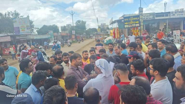 बकोरी रोडच्या दुरुस्तीबाबत नागरिक आक्रमक, रस्त्यावर मांडला ठिय्या आंदोलन