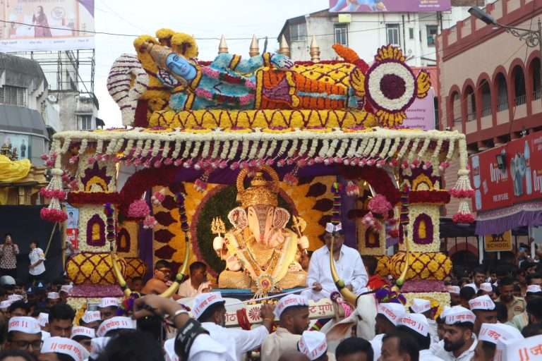 ‘दगडूशेठ’ गणपतीची भव्य रथातून थाटात आगमन मिरवणूक