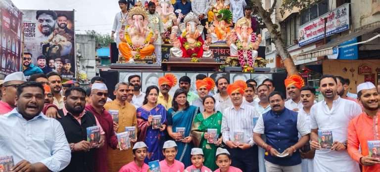 “म” मराठीच्या जयघोषाने 11 गणेश मंडळाची संयुक्त मिरवणूक