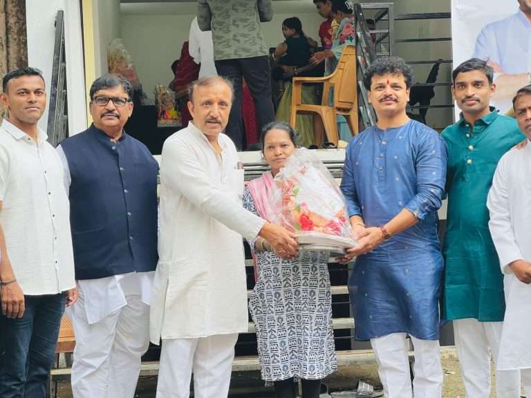 एक रूपयात गणेशमुर्ती उपक्रम, विघ्नहर्ता- बुध्दीदाता अमुल्य असल्याचे प्रतिक..! मुर्तीमय देवत्वा’पेक्षा ‘मुर्तीसाक्ष विवेकाची समाजाला गरज’..