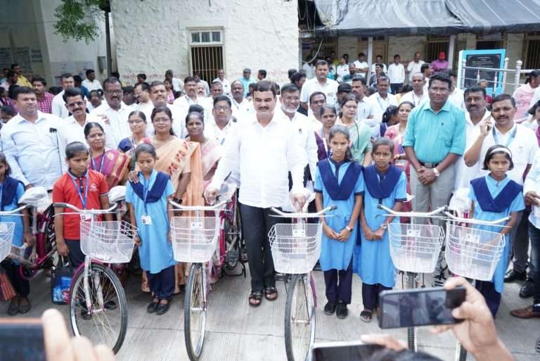 कृषी मंत्री दत्तात्रय मामा भरणे यांच्याहस्ते १११ विद्यार्थिनींना मोफत सायकल वितरण