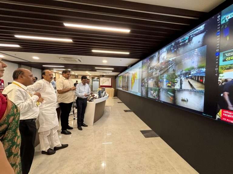 उपमुख्यमंत्री अजित पवार यांच्याकडून राज्यात मुसळधार पावसामुळे उद्भवलेल्या परिस्थितीचा आढावा