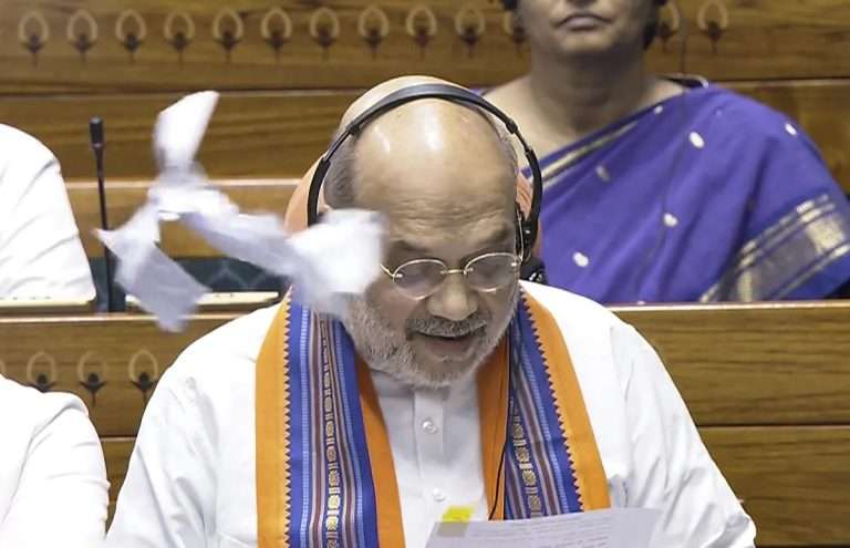 लोकसभेत विरोधकांनी शहांवर कागदी गोळे फेकले:दोष सिद्ध होण्यापूर्वीच शिक्षा देणारे विधेयक निषेधार्ह म्हणत विरोधक संतप्त