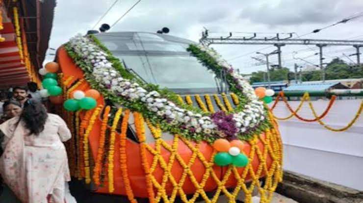 नांदेड-मुंबई वंदे भारत एक्सप्रेसचा मुख्यमंत्र्यांच्या हस्ते शुभारंभ:610 किलोमीटरचे अंतर 9 ते 9.30 तासात होणार पूर्ण