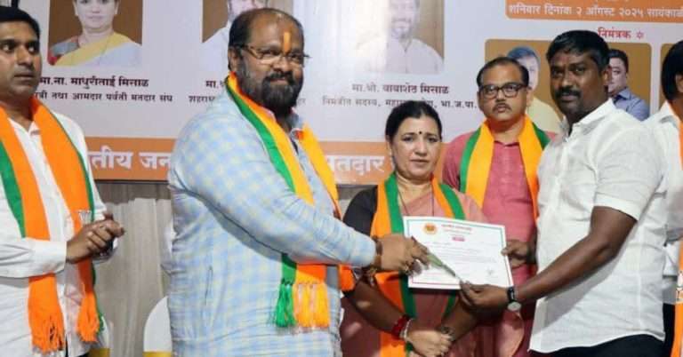 तळजाई परिसरात जुगाराच्या अड्ड्यावरील पोलिसांच्या छाप्यात भाजपचा पदाधिकारी रंगेहाथ पकडला