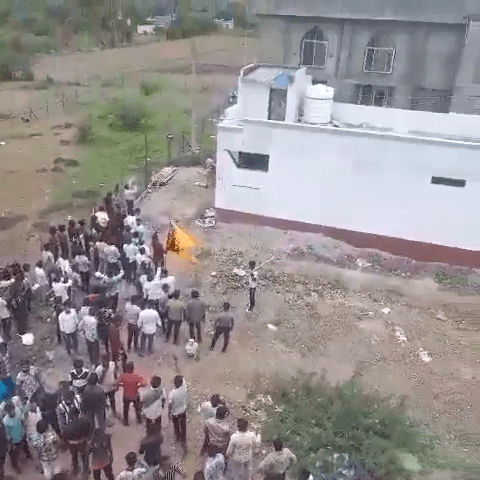 यवतमध्ये 2 समाजात वाद अन् तणाव:आक्षेपार्ह पोस्टनंतर दगडफेक, जाळपोळ; पोलिसांनी फोडल्या अश्रूधुराच्या नळकांड्या