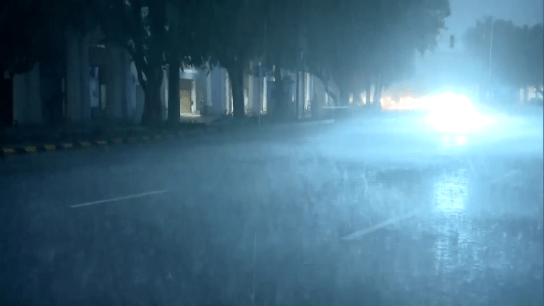 दिल्लीमध्ये पावसाचा रेड अलर्ट, 100 विमानांना विलंब:हिमाचल प्रदेशातील कुल्लूमध्ये ढगफुटीमुळे भूस्खलन, चंदीगड-मनाली महामार्ग बंद