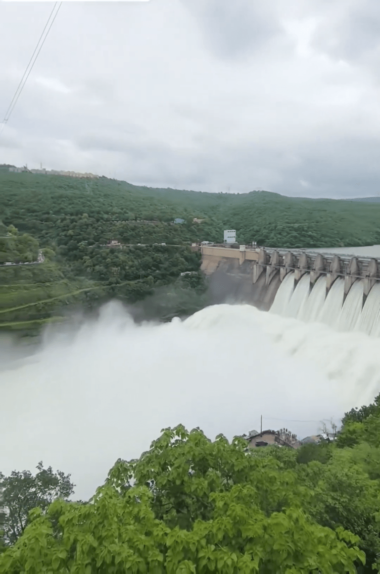 राज्यभर  मुसळधार पावसाचा कहर :५१,२०० क्युसेक विसर्ग कोयना नदीपात्रात