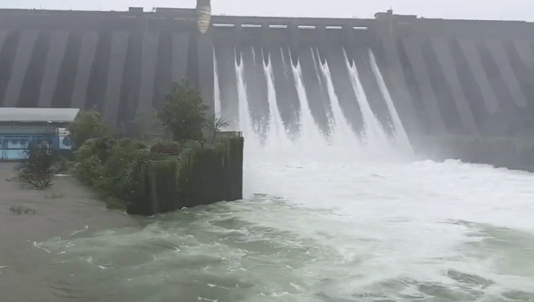 कोयना धरणातून 95,300 क्युसेक पाण्याचा विसर्ग:नदीपात्रात पूरस्थिती, एनडीआरएफकडून रेस्क्यू