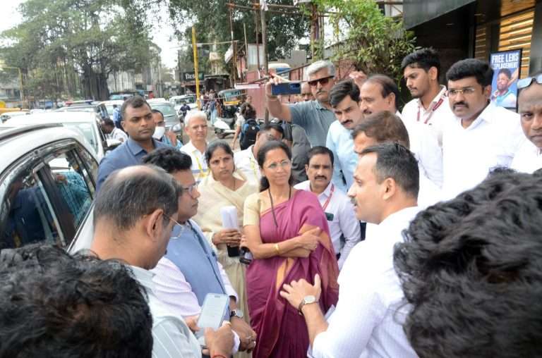 वारज्यातील वाहतूक कोंडी सोडविण्यासाठी आयुक्तांना घेऊन सुप्रिया सुळे रस्त्यावर… सोबतीला दुधाने आणि दोडके