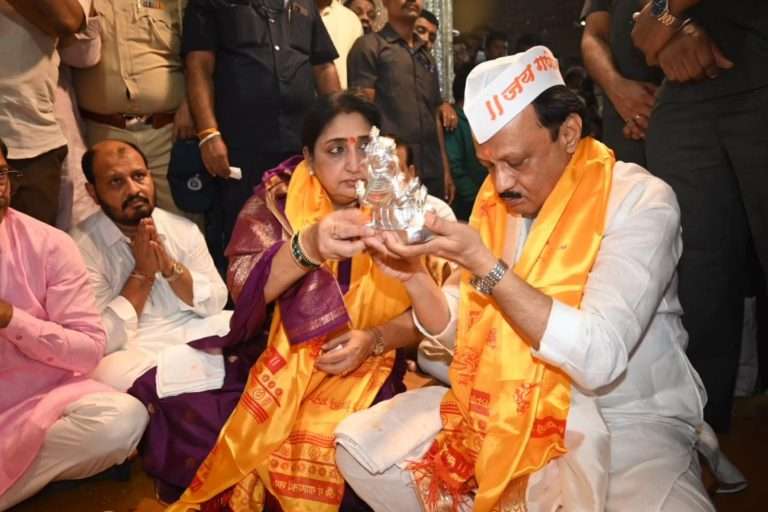 पुण्यात विसर्जनाला सुरुवात,मुख्यमंत्री होण्यासाठी अजित पवारांचे गणपती बाप्पाला साकडे:म्हणाले- प्रत्येकाच्या मनातील इच्छा पूर्ण होवो