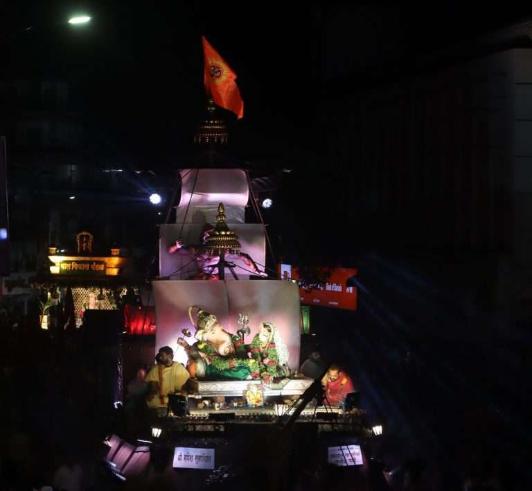 ‘श्री गणेश सुवर्णयान’ रथातून अखिल मंडई मंडळाच्या गणरायाला निरोप