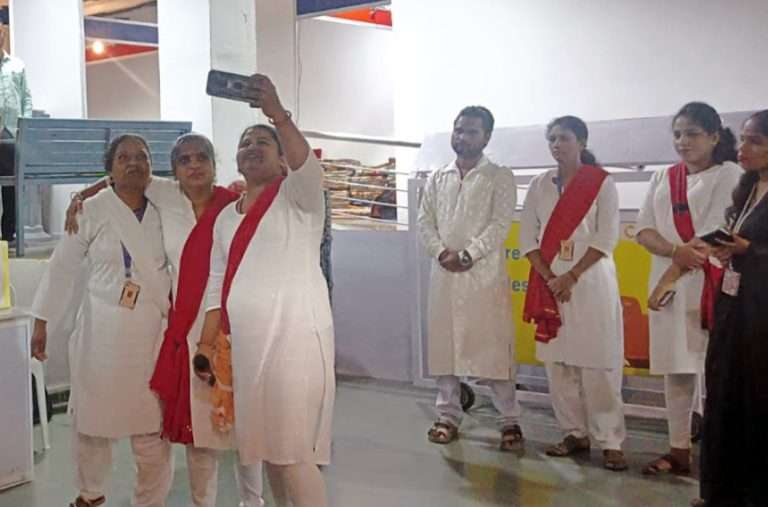 सोशल मीडिया व मोबाईल व्यसनावरबापू ट्रस्टतर्फे पथनाट्याचे सादरीकरण