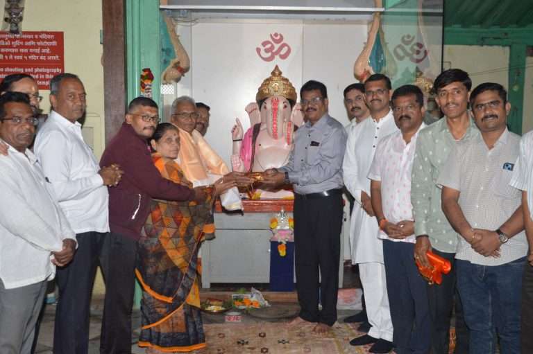 गणेशोत्सव मंडळाच्या कार्यकर्त्यांकडून किडनी प्रत्यारोपणासाठी ५१ हजार रुपयांची मदत