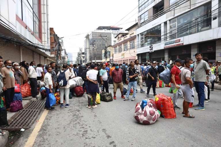 नेपाळवर लष्कराचे नियंत्रण:तरीही हिंसाचार सुरूच; सर्वोच्च न्यायालयात 25 हजार फायली नष्ट