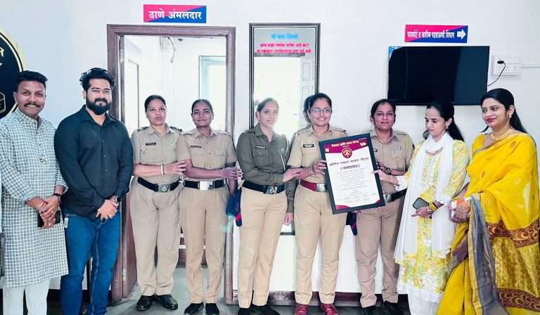 नवरात्रोत्सवानिमित्त ‘वर्दीतील नवदुर्गां’चा चित्रपट आणि नाट्य संस्थेतर्फे सन्मान